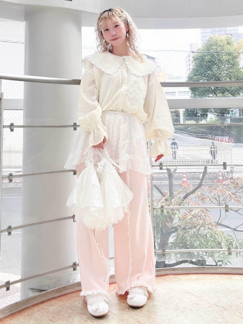 イエロー系のシャツ/ブラウス、ホワイト系のスカート、ピンク系のスウェットパンツを着用したレディースの冬コーディネートの2枚目の写真