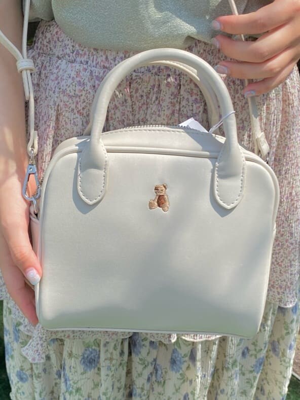 ホワイト系のスカート、ホワイト系のサンダル、グリーン系のTシャツ/カットソーを着用したレディースの夏コーディネートの4枚目の写真