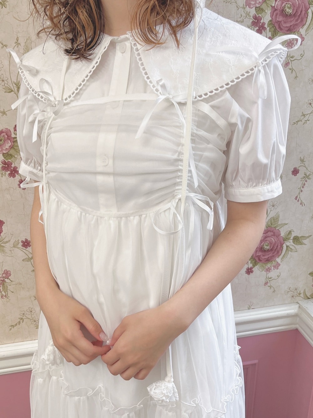 ホワイト系のシャツ/ブラウス、ホワイト系のワンピース、ブルー系のローファーを着用したレディースの夏コーディネートの8枚目の写真
