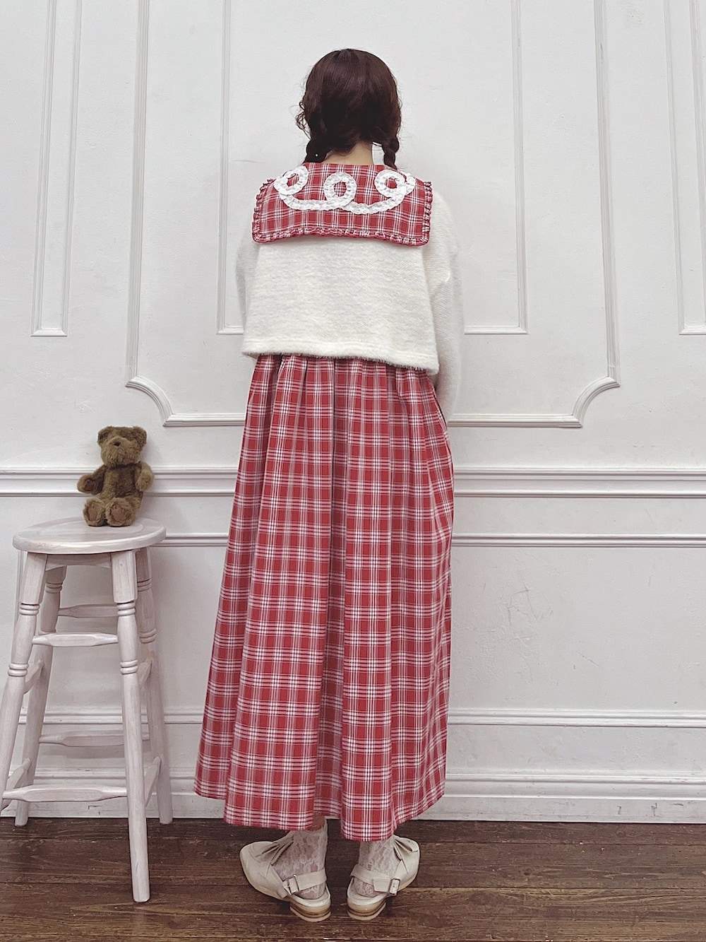 レッド系のワンピース、ホワイト系のカーディガン/ボレロ、ホワイト系のローファーを着用したレディースの夏コーディネートの3枚目の写真