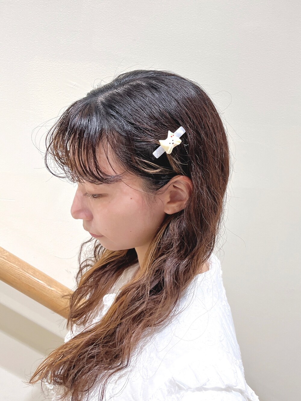 ホワイト系のシャツ/ブラウス、その他のワンピース、ホワイト系のパンプスを着用したレディースの春コーディネートの9枚目の写真