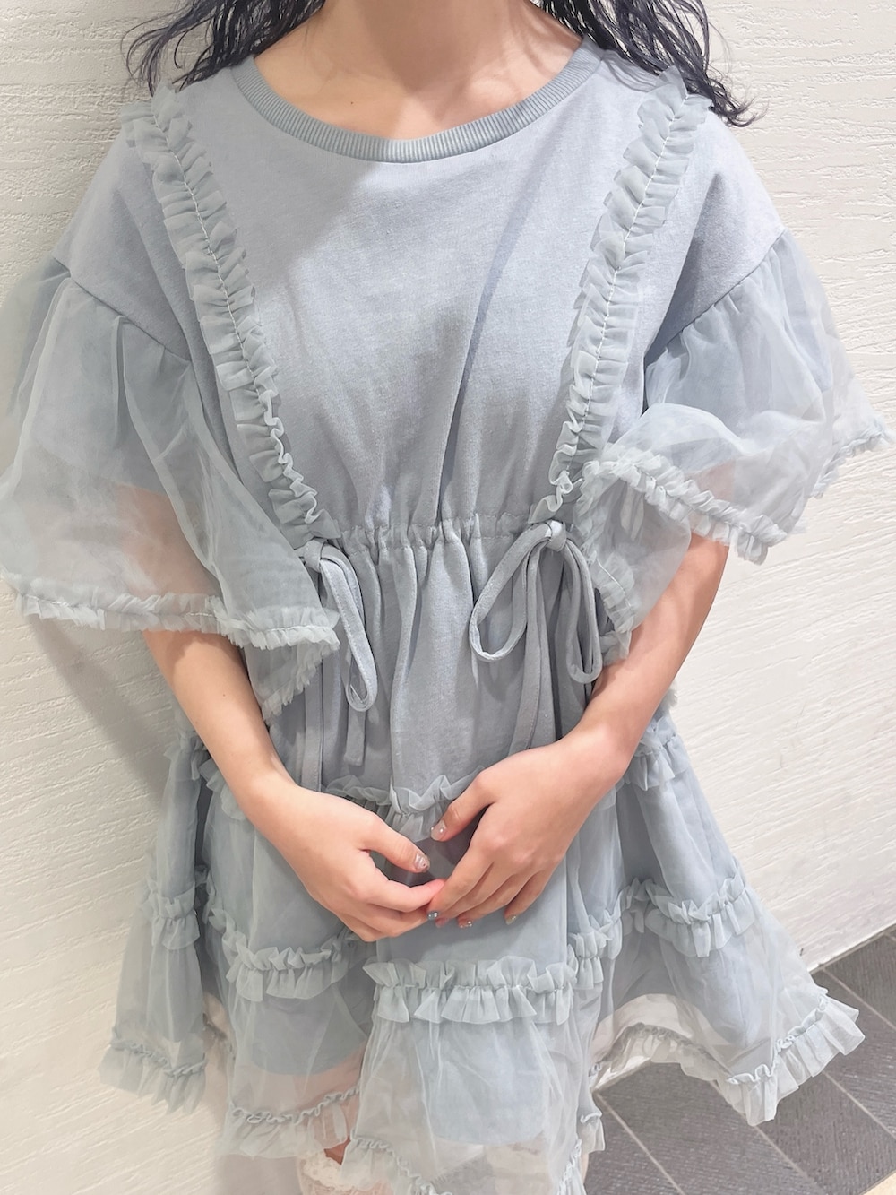 ブルー系のワンピース、ホワイト系のスニーカーを着用したレディースの春コーディネートの9枚目の写真