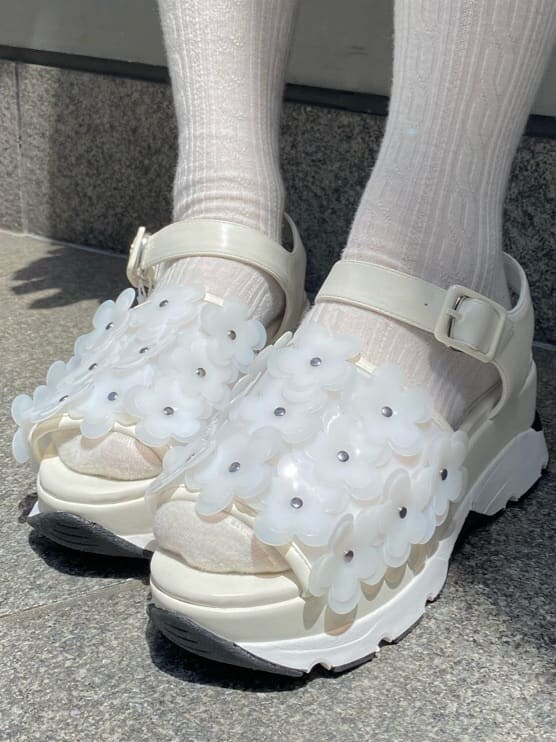 ホワイト系のチュニック、ホワイト系のその他パンツ、ホワイト系のサンダルを着用したレディースの春コーディネートの7枚目の写真