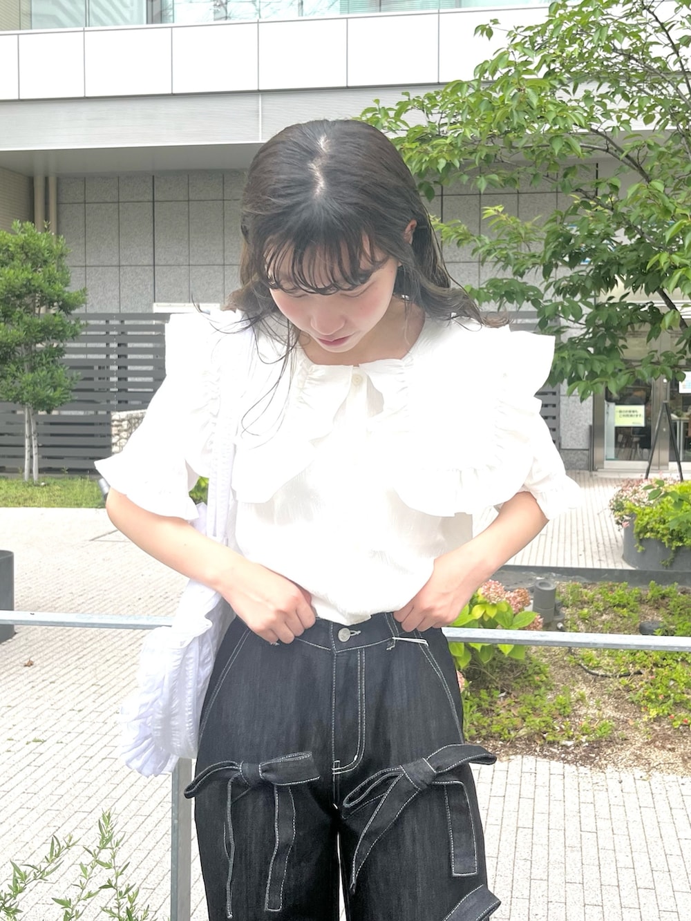 ホワイト系のシャツ/ブラウス、ブラック系のデニムパンツ、ホワイト系のトートバッグを着用したレディースの夏コーディネートの4枚目の写真