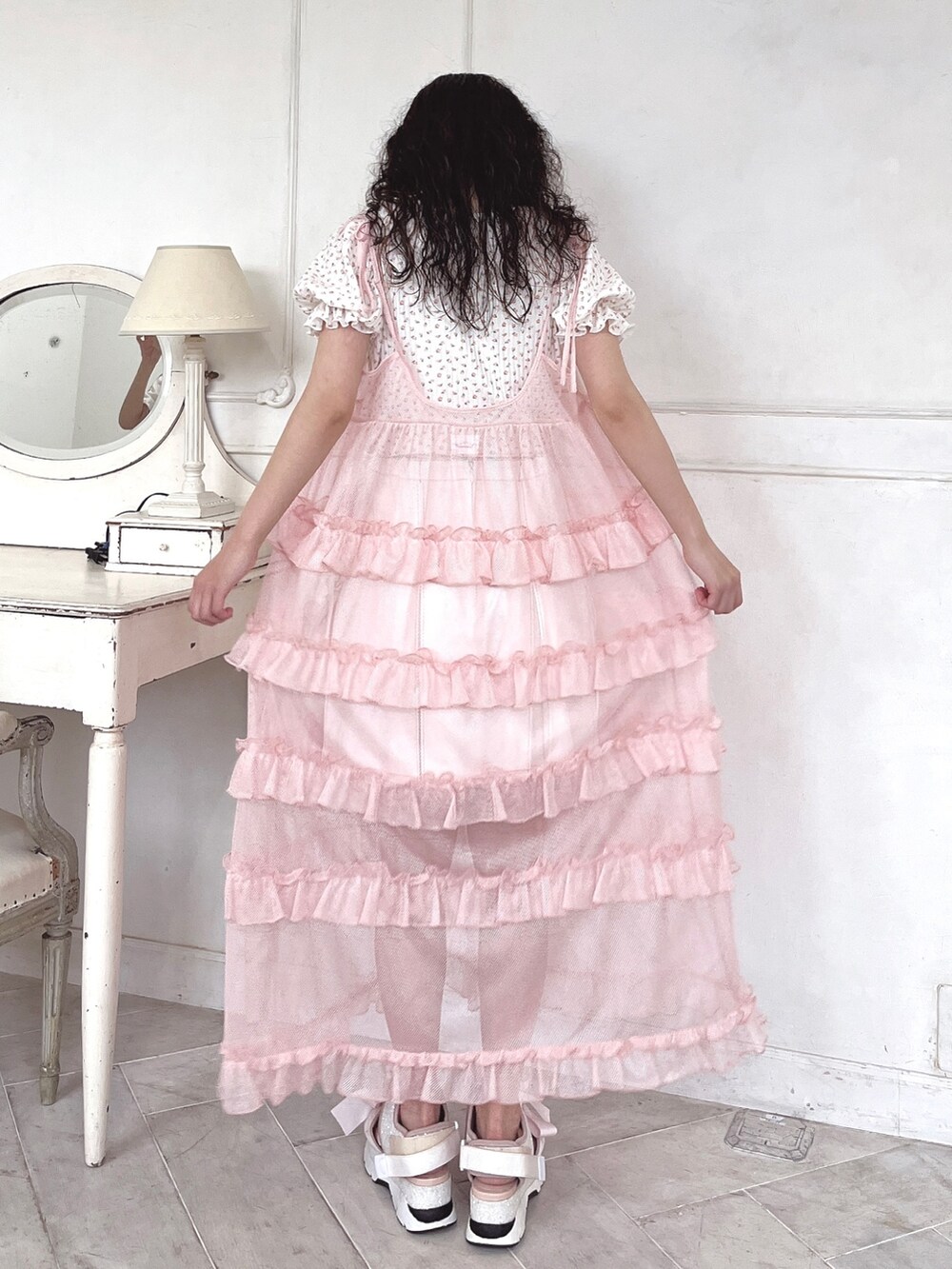 ピンク系のサンダル、ピンク系のTシャツ/カットソー、ホワイト系のスカートを着用したレディースの春コーディネートの3枚目の写真