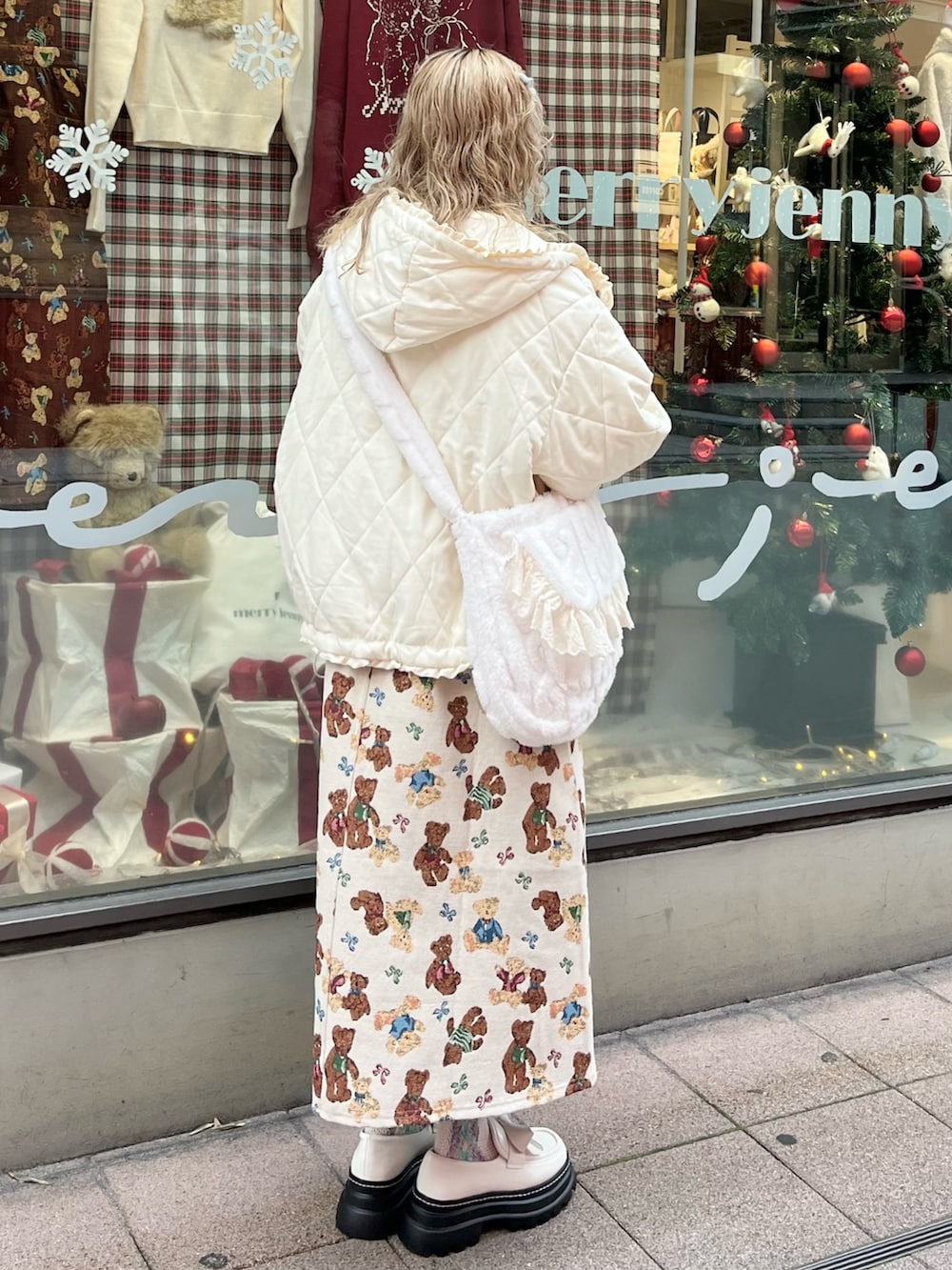 ホワイト系のダウンジャケット/コート、ホワイト系のショルダーバッグ、ホワイト系のニット/セーターを着用したレディースの冬コーディネートの4枚目の写真