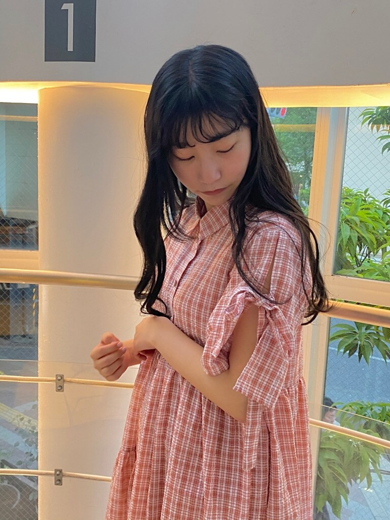 ピンク系のワンピースを着用したレディースの春コーディネートの5枚目の写真