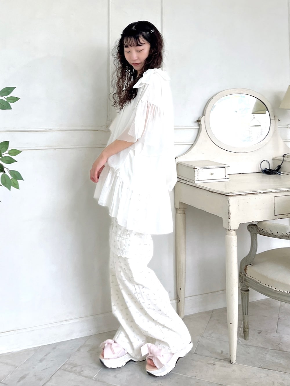 ピンク系のサンダル、ホワイト系のカーゴパンツ、ホワイト系のTシャツ/カットソーを着用したレディースの春コーディネートの2枚目の写真