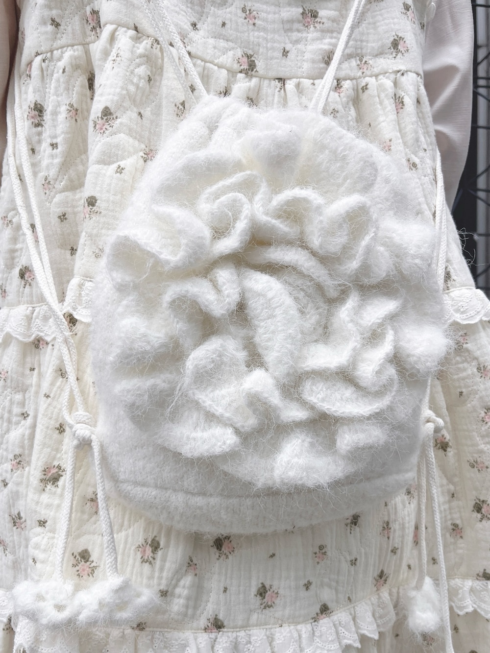 ピンク系のシャツ/ブラウス、ピンク系のワンピース、ホワイト系のバックパック/リュックを着用したレディースの夏コーディネートの9枚目の写真