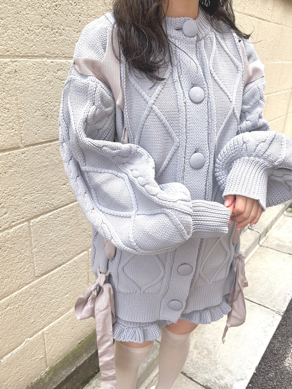 ホワイト系のサンダル、ブルー系のスウェットパンツ、ブルー系のニット/セーターを着用したレディースの夏コーディネートの6枚目の写真