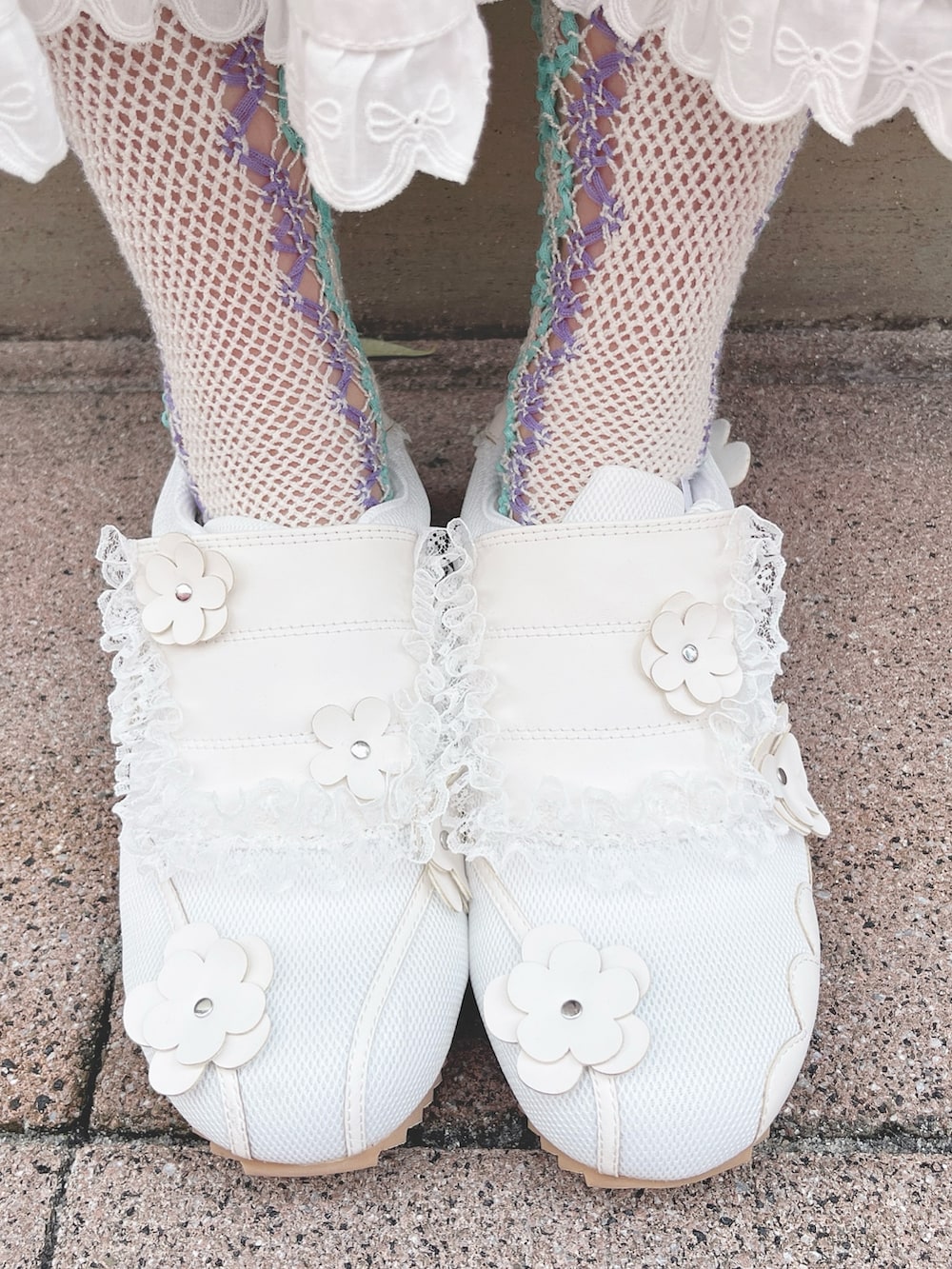 ホワイト系のTシャツ/カットソー、ホワイト系のトートバッグ、ホワイト系のスカートを着用したレディースの冬コーディネートの8枚目の写真