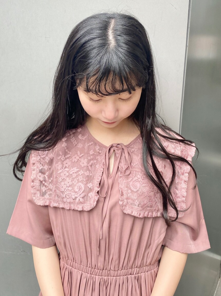 ピンク系のワンピースを着用したレディースの春コーディネートの3枚目の写真