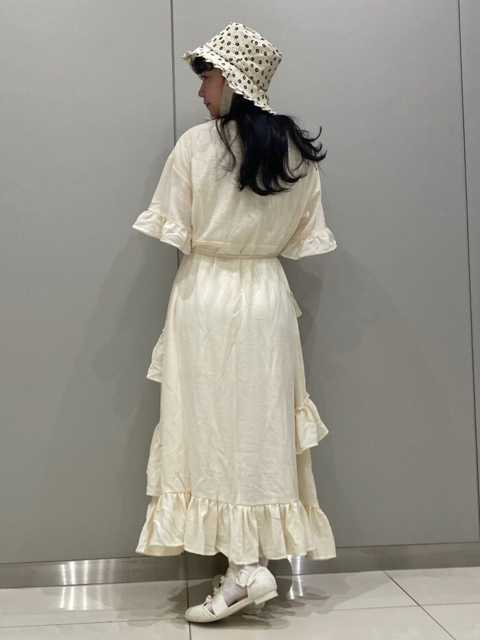 ホワイト系のパンプス、ホワイト系のハットを着用したレディースの夏コーディネートの2枚目の写真