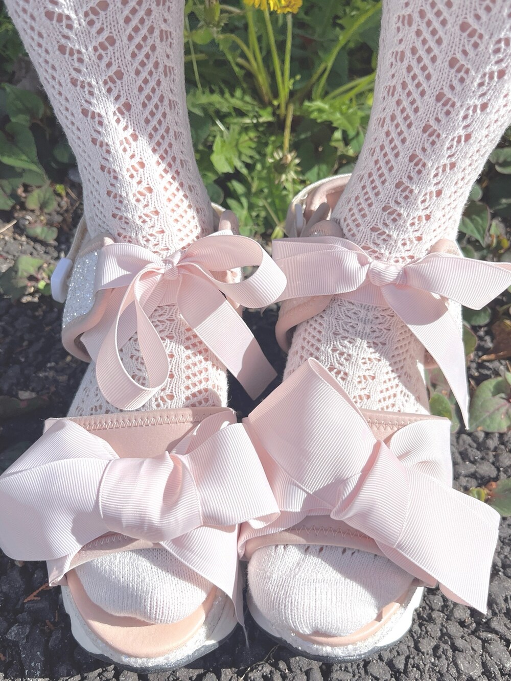 ホワイト系のワンピース、ピンク系のサンダルを着用したレディースの春コーディネートの9枚目の写真