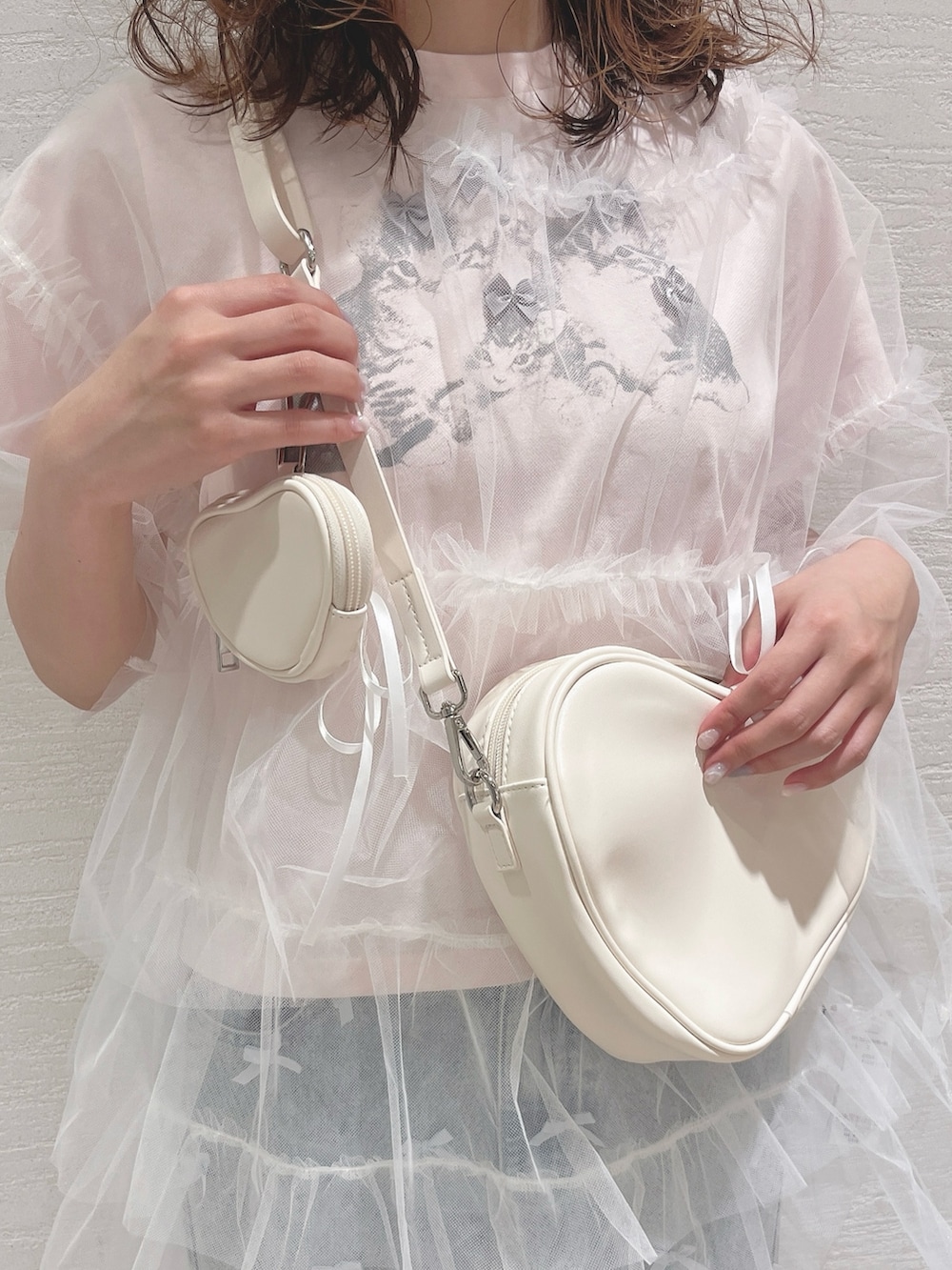 ブルー系のデニムパンツ、ピンク系のTシャツ/カットソー、ホワイト系のTシャツ/カットソーを着用したレディースの夏コーディネートの7枚目の写真