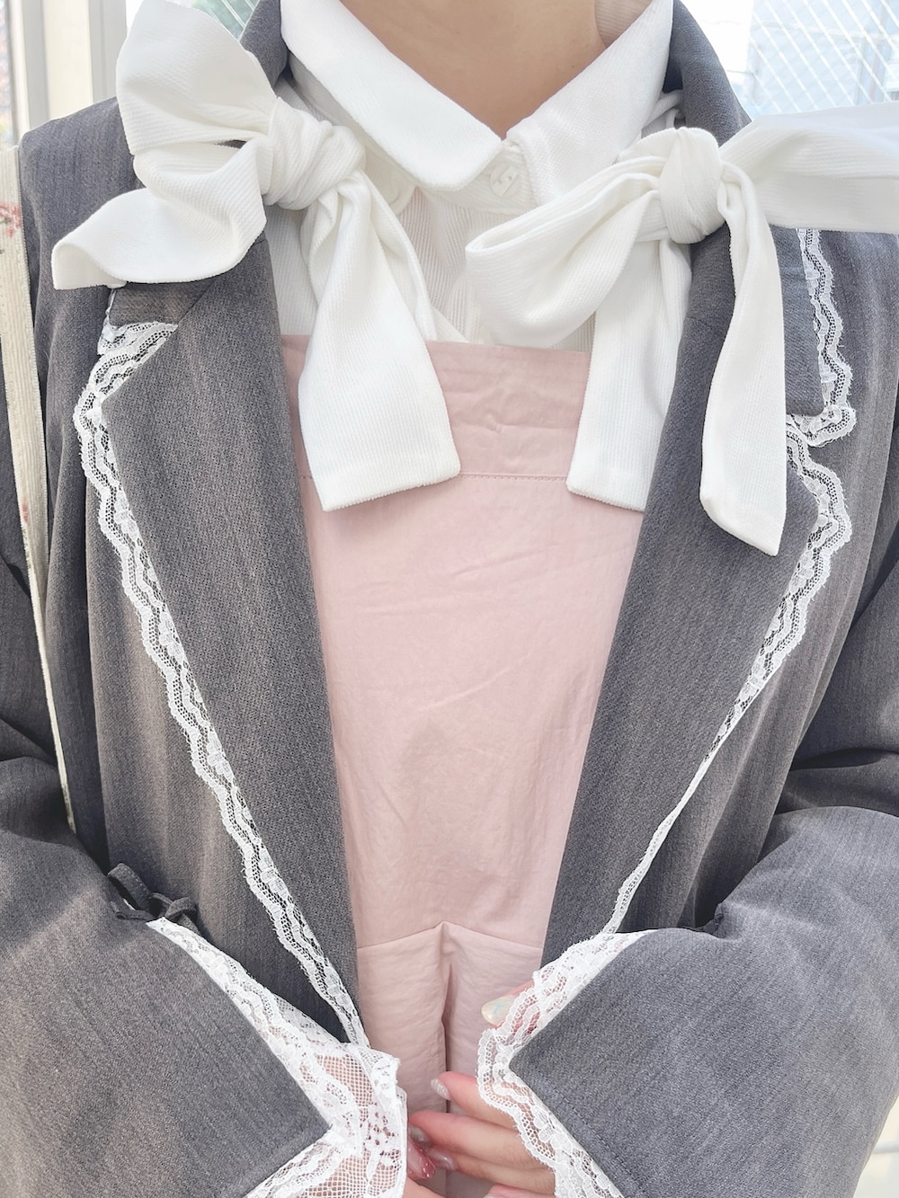 グレー系のテーラードジャケット、ホワイト系のシャツ/ブラウス、ピンク系のワンピースを着用したレディースの冬コーディネートの7枚目の写真