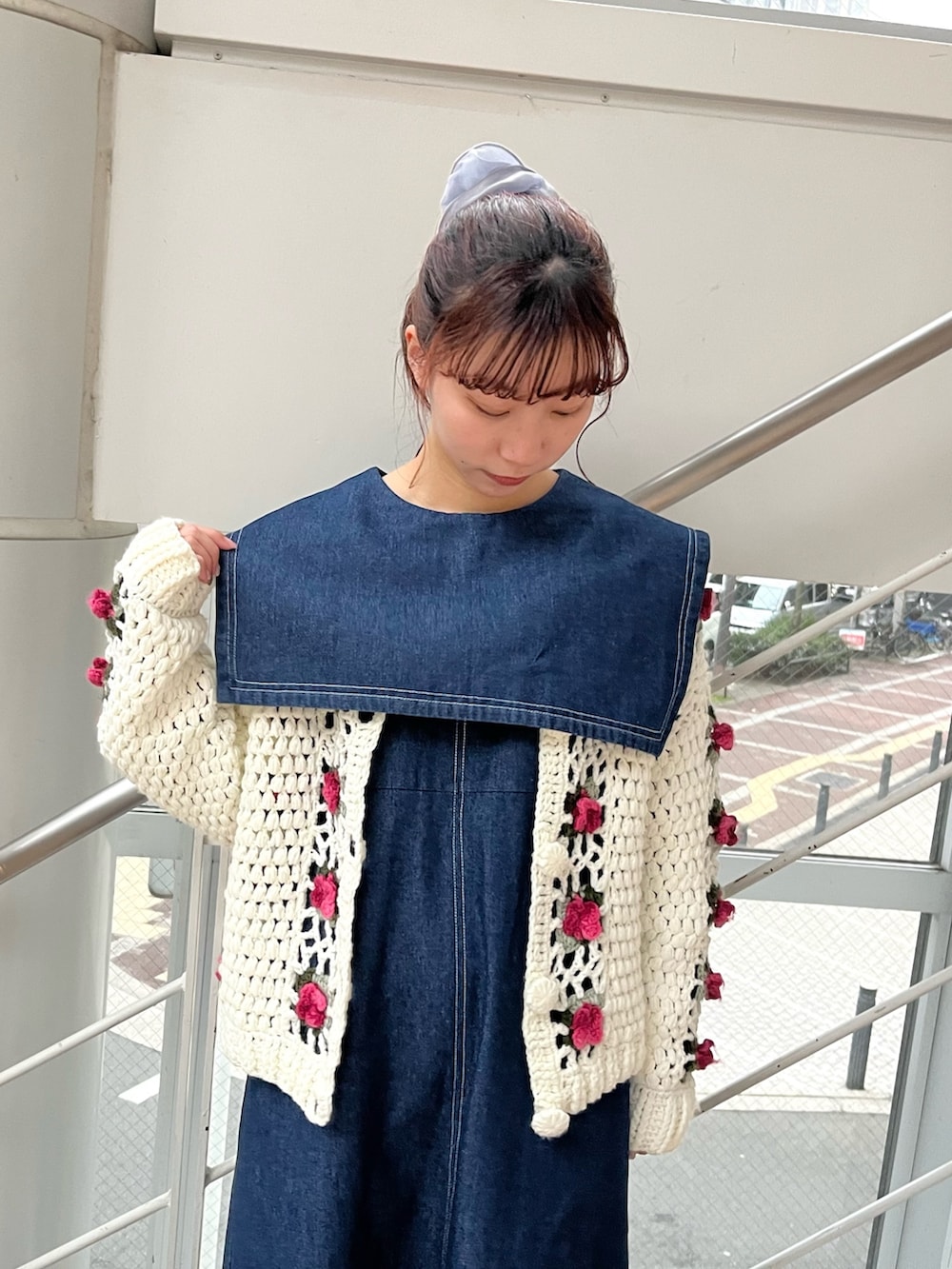 ブルー系のワンピース、ホワイト系のカーディガン/ボレロ、レッド系のその他シューズを着用したレディースの冬コーディネートの4枚目の写真