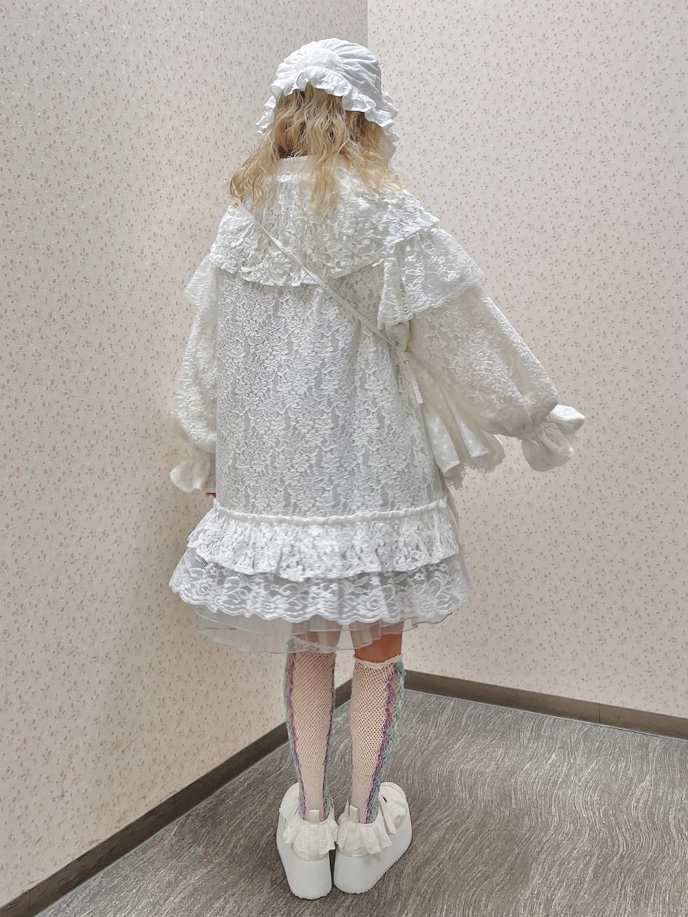 ホワイト系のテーラードジャケット、ホワイト系のTシャツ/カットソー、ブルー系のワンピースを着用したレディースの冬コーディネートの2枚目の写真