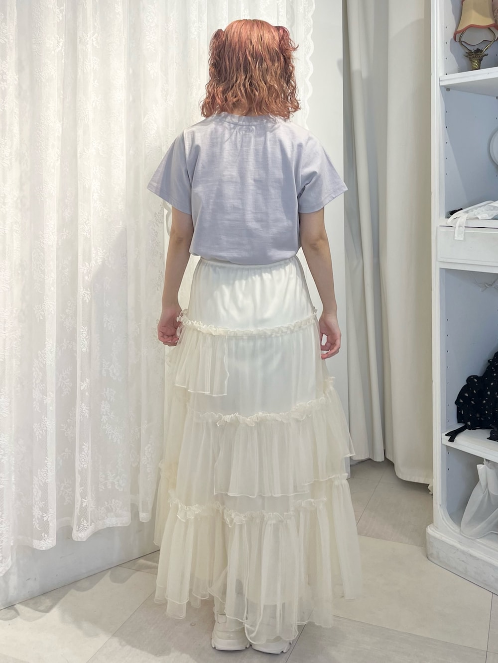 ブルー系のTシャツ/カットソー、ホワイト系のスカート、ホワイト系のスニーカーを着用したレディースの春コーディネートの3枚目の写真