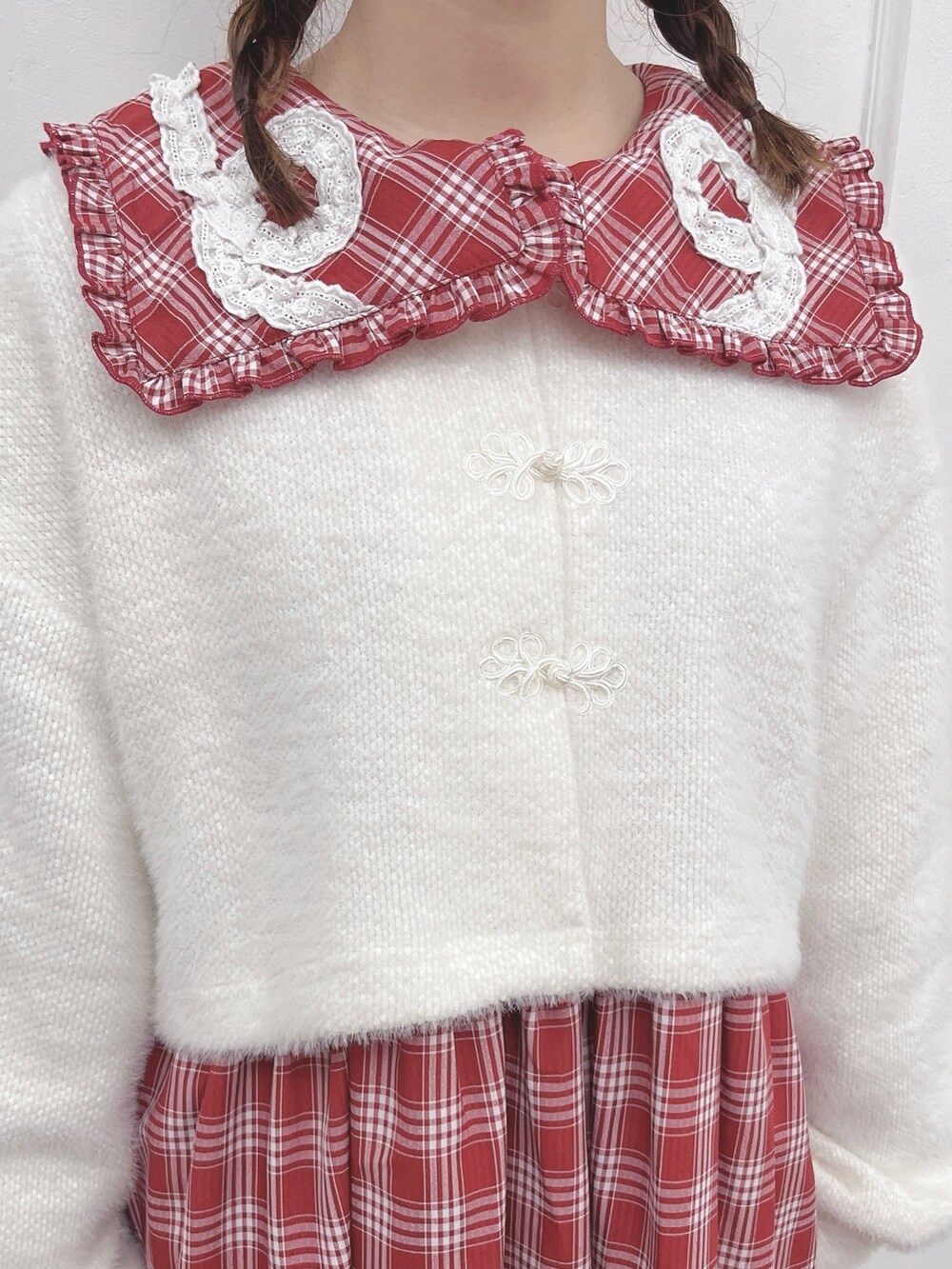 レッド系のワンピース、ホワイト系のカーディガン/ボレロ、ホワイト系のローファーを着用したレディースの夏コーディネートの8枚目の写真