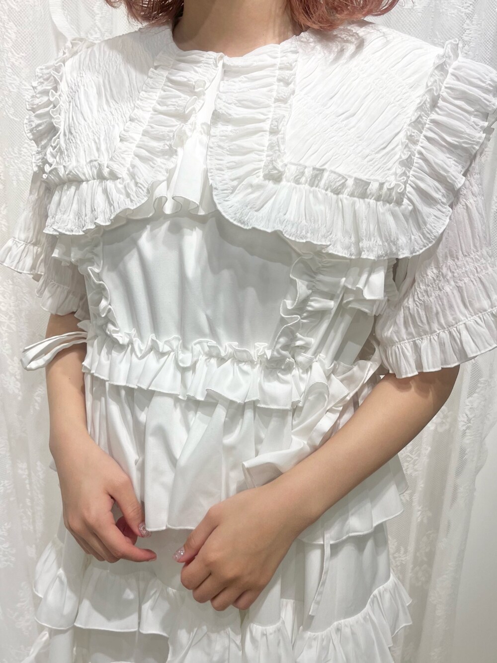 ホワイト系のシャツ/ブラウス、ホワイト系のワンピース、ホワイト系のバレエシューズを着用したレディースの夏コーディネートの7枚目の写真