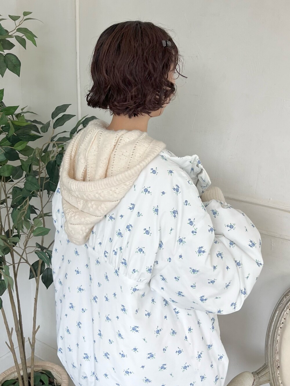 ブルー系のブルゾン、ホワイト系のニット/セーター、ベージュ系のスウェットパンツを着用したレディースの秋コーディネートの5枚目の写真