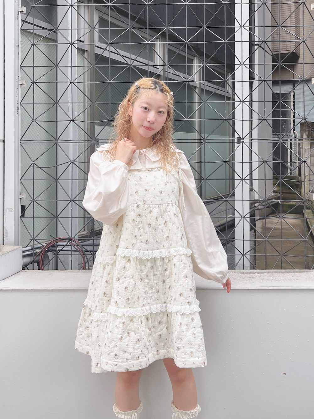 ピンク系のシャツ/ブラウス、ピンク系のワンピース、ホワイト系のバックパック/リュックを着用したレディースの夏コーディネートの5枚目の写真