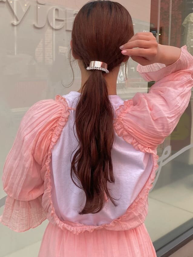 ピンク系のワンピース、ピンク系のパンプス、ピンク系のハンドバッグを着用したレディースの春コーディネートの7枚目の写真