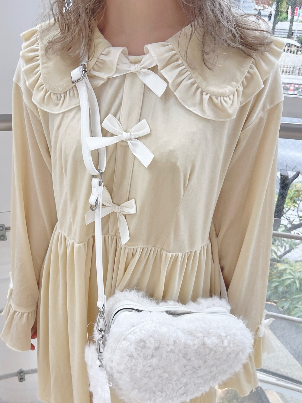 ホワイト系のワンピース、ホワイト系のショルダーバッグ、ホワイト系のローファーを着用したレディースの秋コーディネートの7枚目の写真