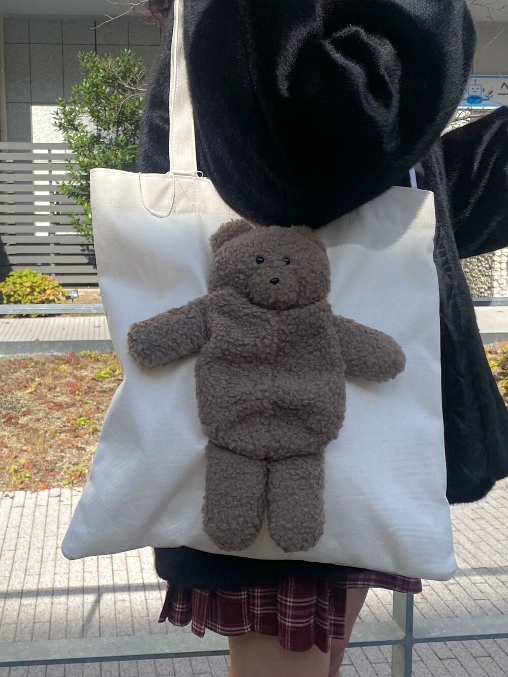 ブラック系のその他アウター、ホワイト系のシャツ/ブラウス、レッド系のスカートを着用したレディースの秋コーディネートの5枚目の写真