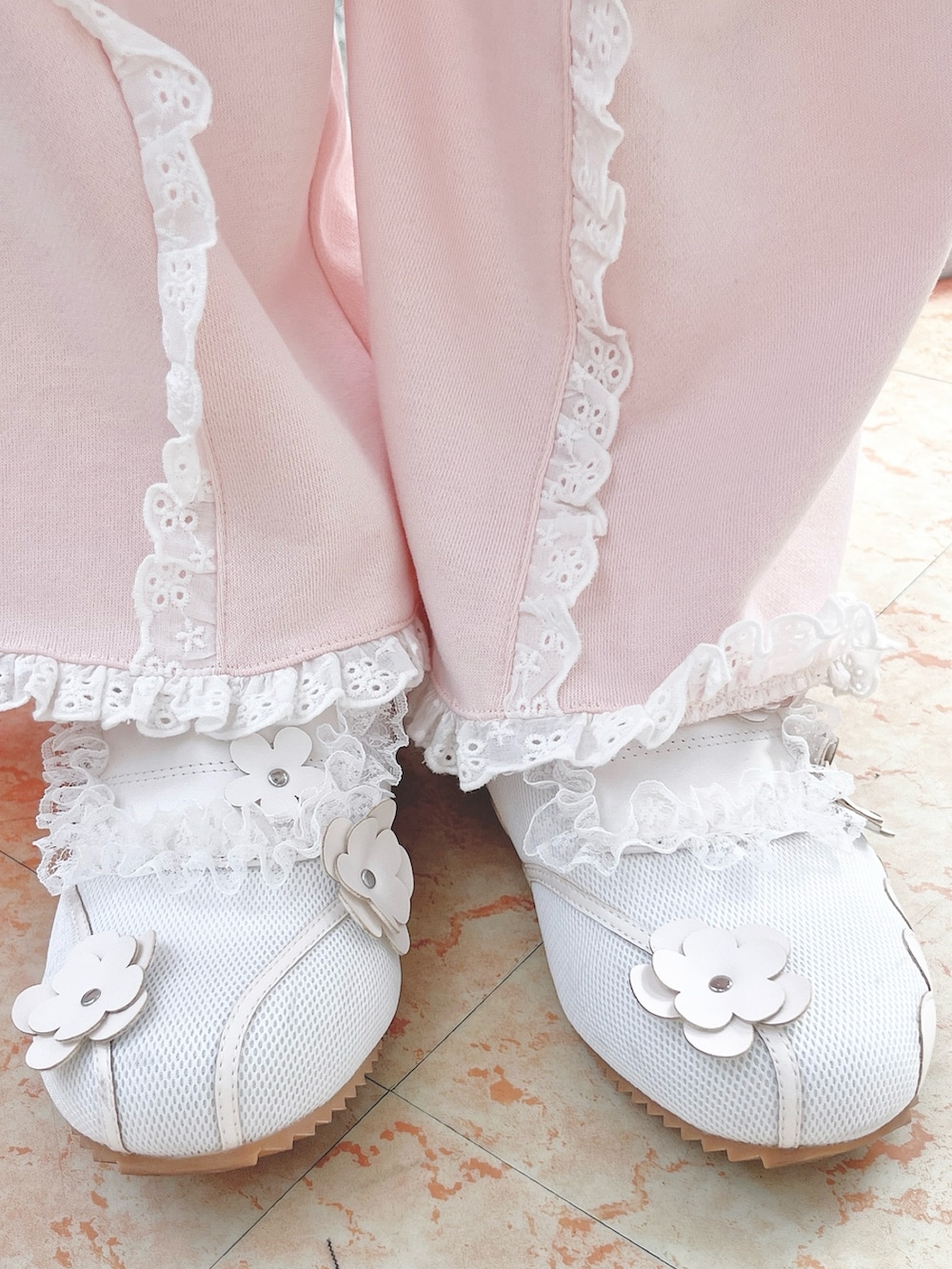 イエロー系のシャツ/ブラウス、ホワイト系のスカート、ピンク系のスウェットパンツを着用したレディースの冬コーディネートの10枚目の写真