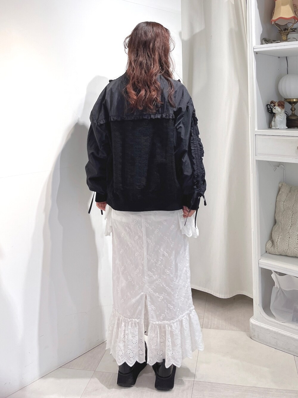 ブラック系のブルゾン、ホワイト系のTシャツ/カットソー、ホワイト系のスカートを着用したレディースの冬コーディネートの3枚目の写真
