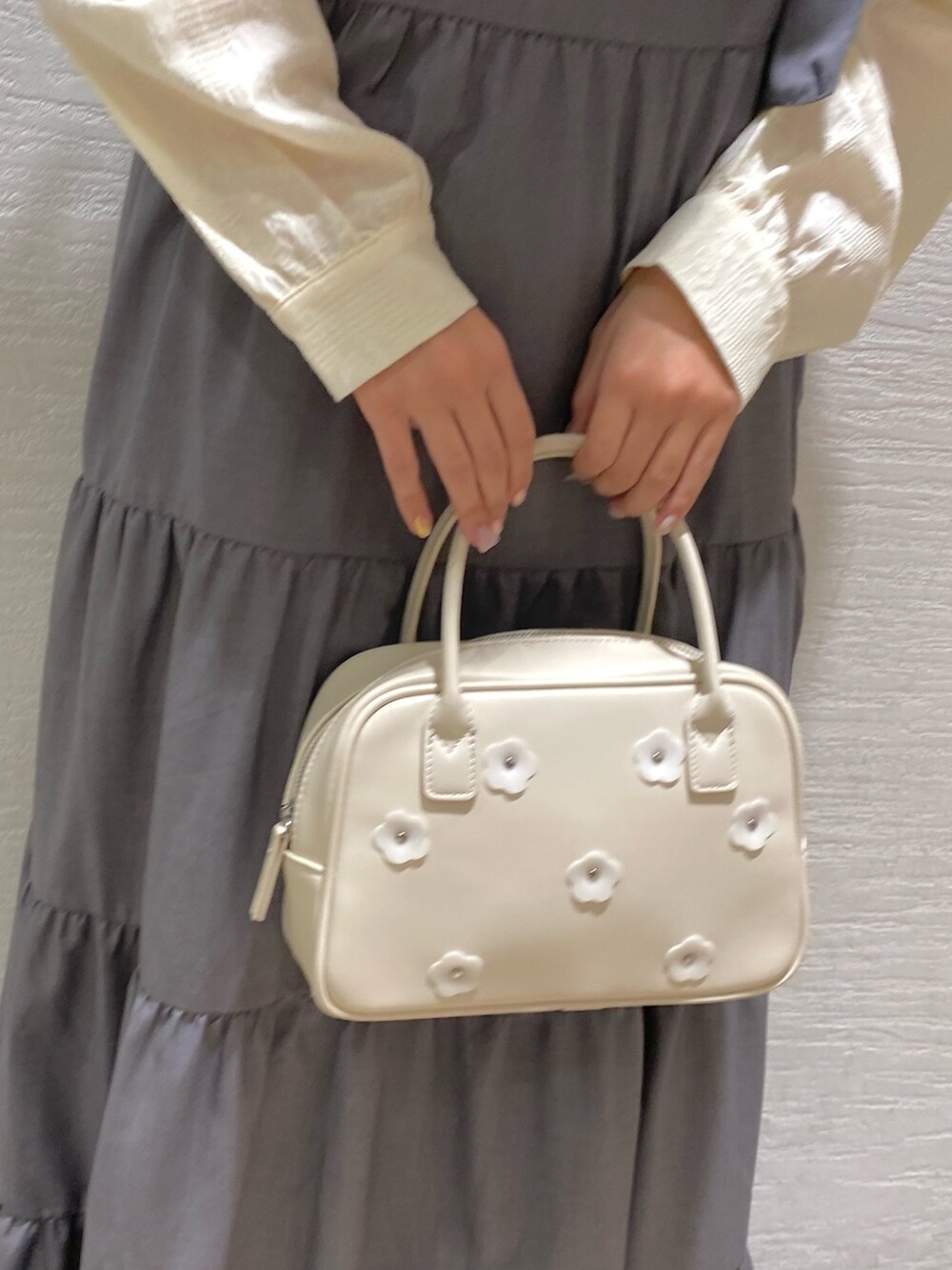 グレー系のワンピース、ホワイト系のシャツ/ブラウス、ホワイト系のボストンバッグを着用したレディースの秋コーディネートの5枚目の写真