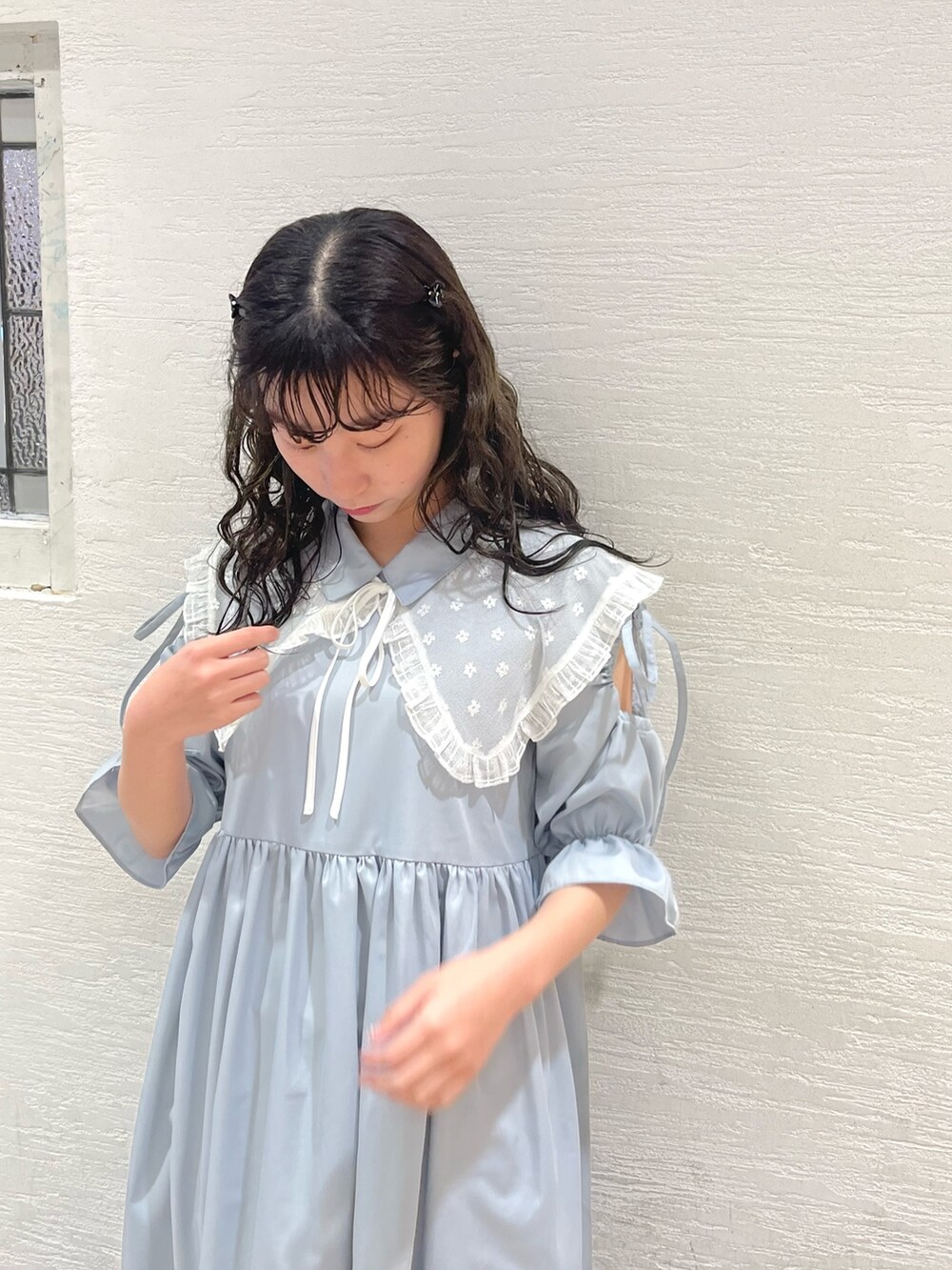 ブルー系のワンピース、シルバー系のパンプス、ホワイト系の付け襟を着用したレディースの春コーディネートの3枚目の写真