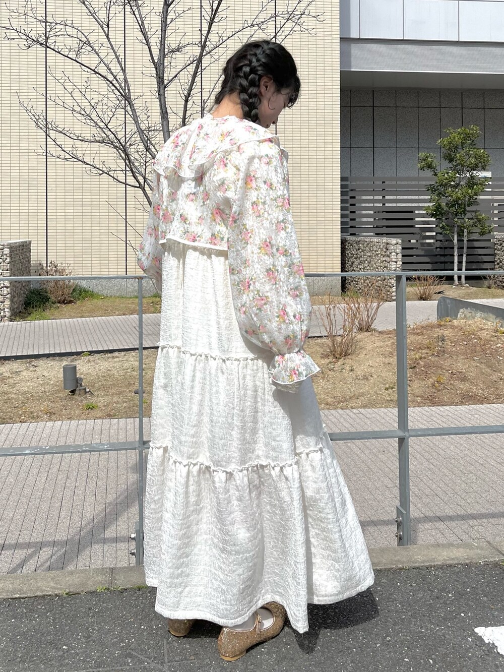 ホワイト系のカーディガン/ボレロ、ホワイト系のワンピース、ゴールド系のパンプスを着用したレディースの春コーディネートの3枚目の写真