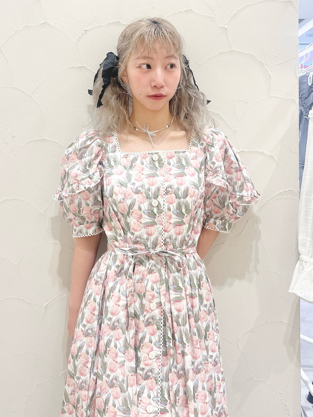 ホワイト系のワンピース、ブラック系のバレエシューズ、グリーン系のチョーカーを着用したレディースの春コーディネートの8枚目の写真