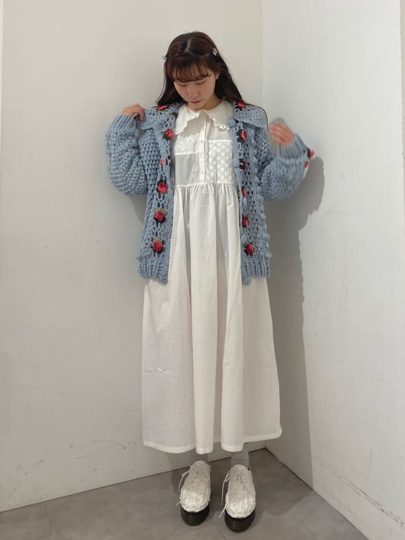 ホワイト系のその他シューズ、ブルー系のカーディガン/ボレロ、ホワイト系のワンピースを着用したレディースの春コーディネートの2枚目の写真