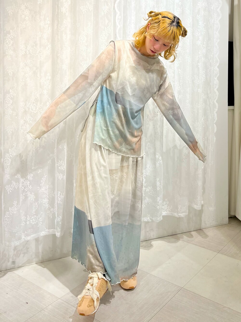 グリーン系のTシャツ/カットソー、グリーン系のスカート、ピンク系のスニーカーを着用したレディースの夏コーディネートの2枚目の写真