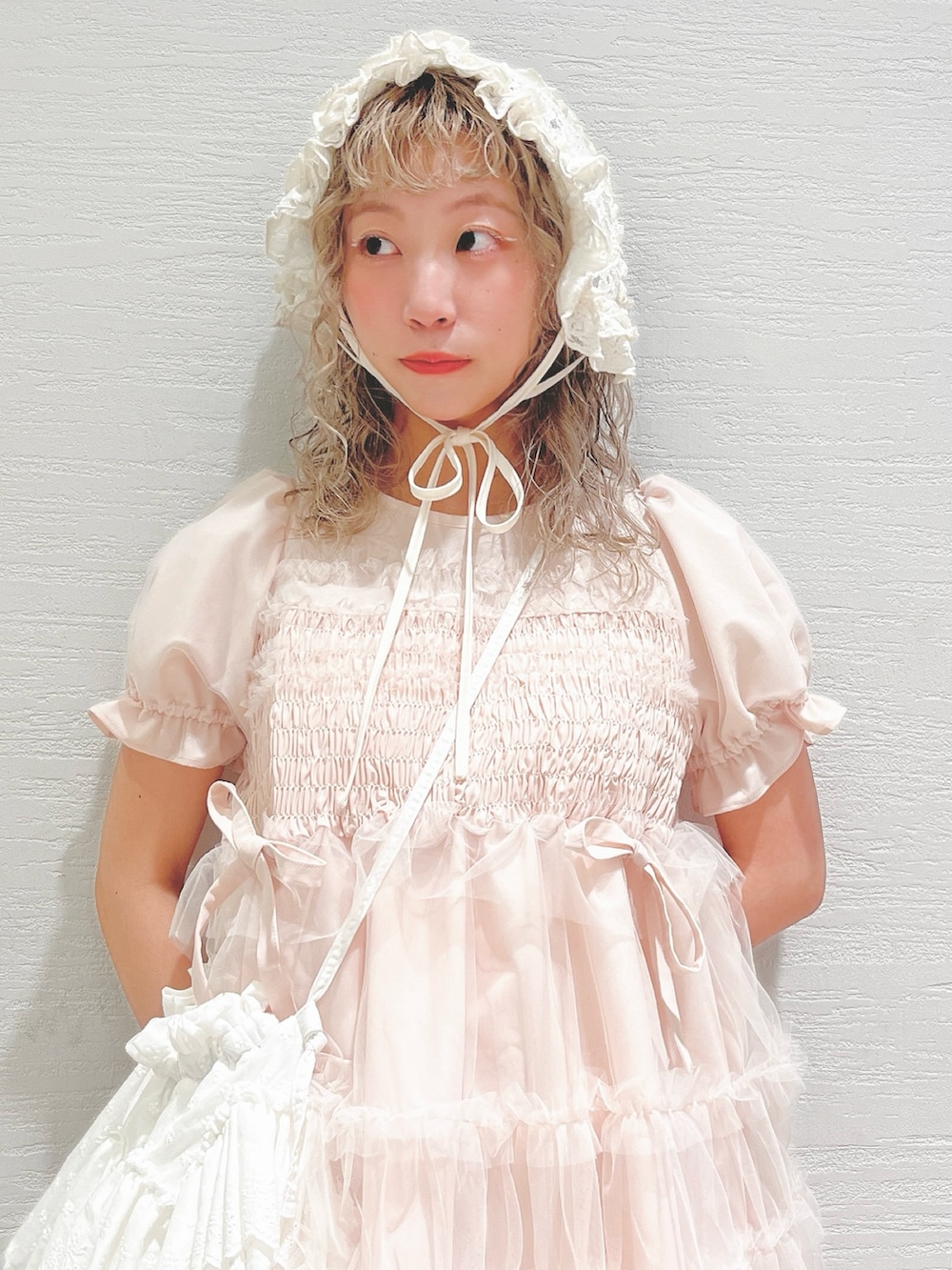 ピンク系のワンピース、ホワイト系のショルダーバッグ、ホワイト系のその他パンツを着用したレディースの春コーディネートの4枚目の写真