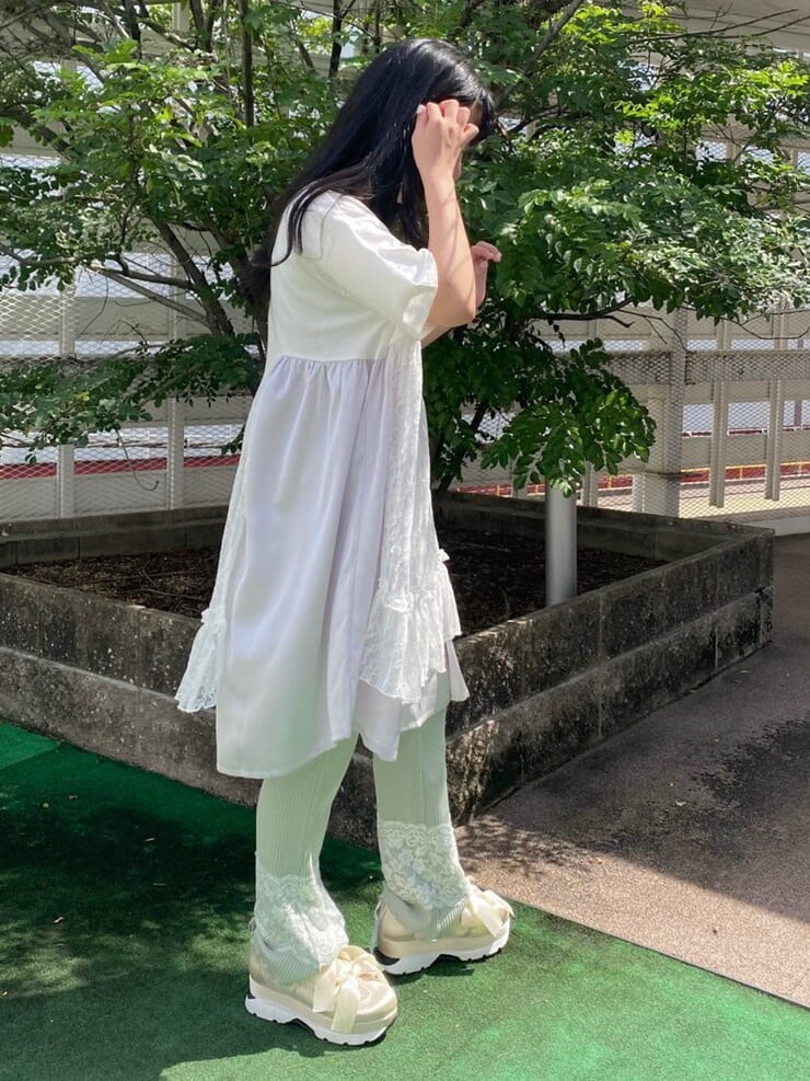 ホワイト系のスニーカー、グリーン系のその他パンツ、ホワイト系のワンピースを着用したレディースの夏コーディネートの3枚目の写真