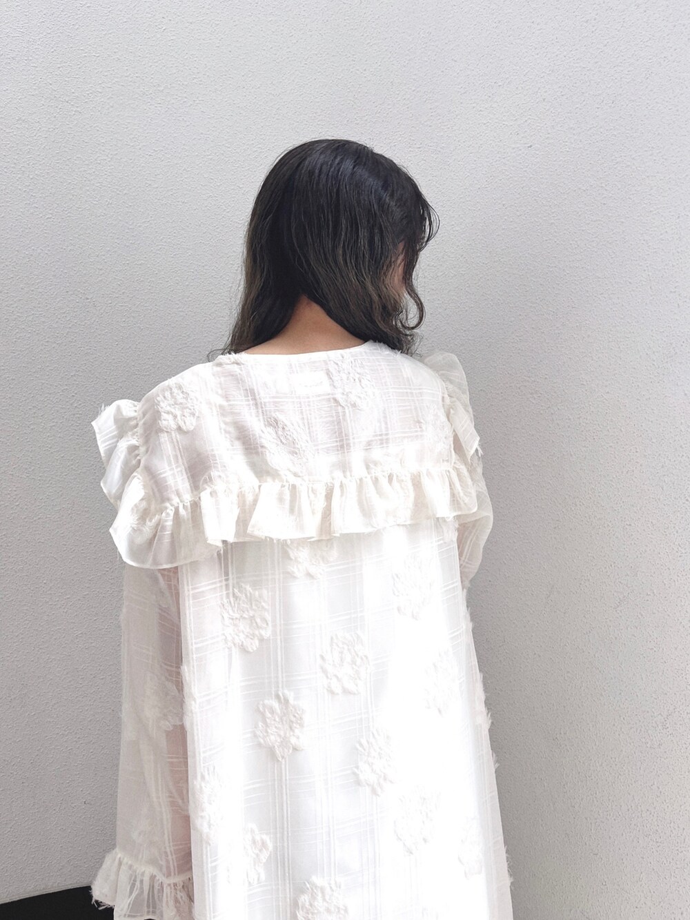 ホワイト系のワンピース、ピンク系のサンダルを着用したレディースの夏コーディネートの5枚目の写真