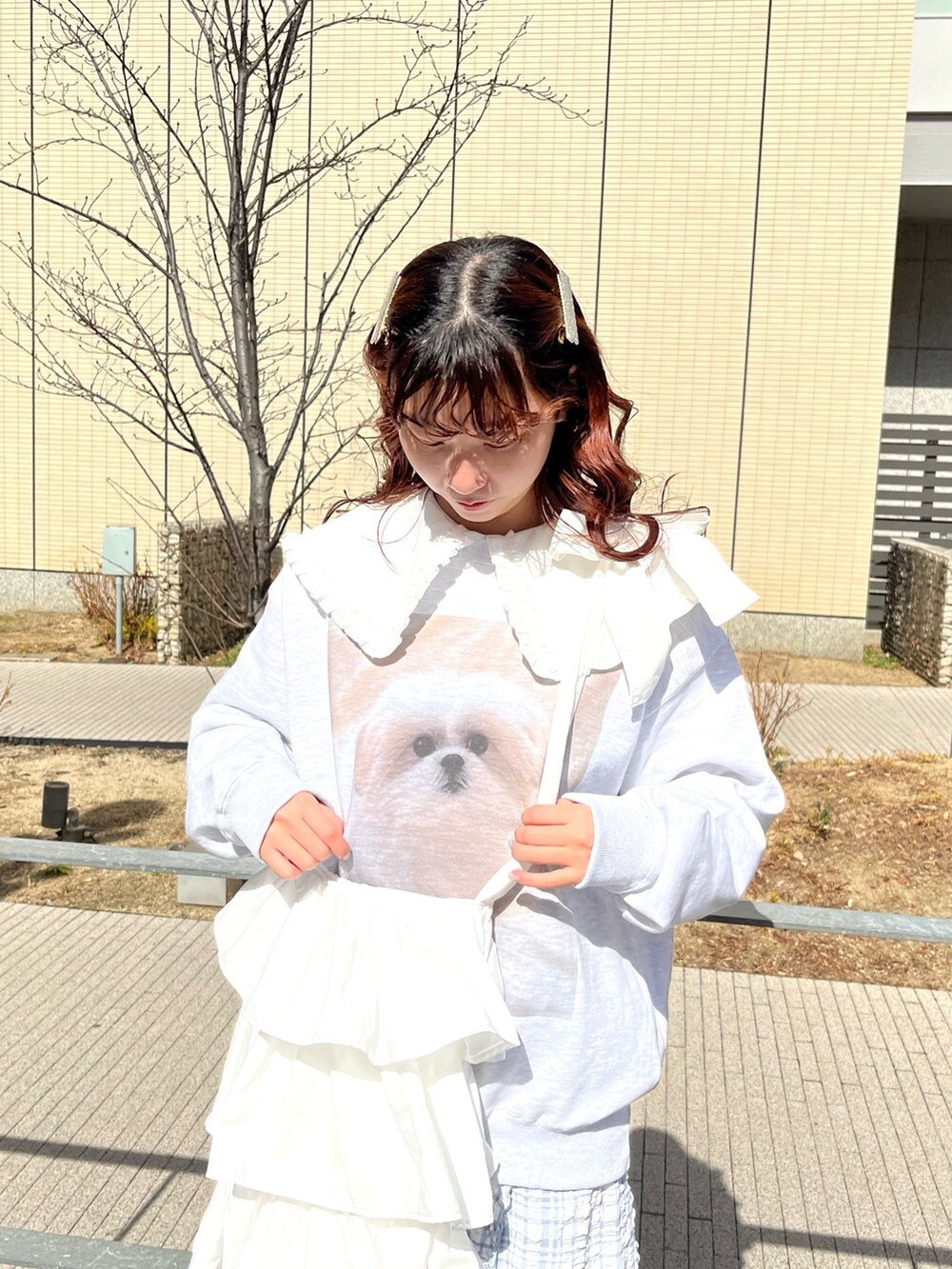 ホワイト系のパンプス、グレー系のスウェット、ホワイト系のシャツ/ブラウスを着用したレディースの冬コーディネートの4枚目の写真