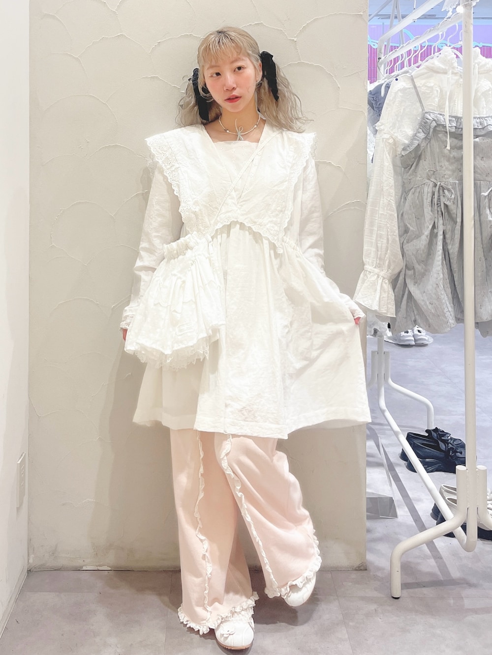 ホワイト系のワンピース、ピンク系のスウェットパンツ、ホワイト系のショルダーバッグを着用したレディースの春コーディネートの2枚目の写真