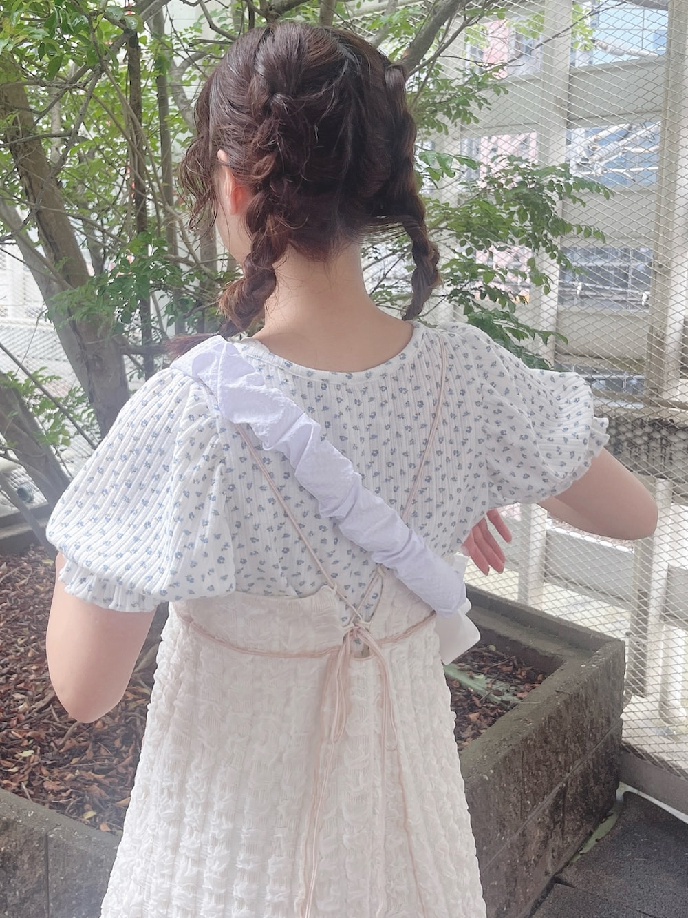 ブルー系のTシャツ/カットソー、ホワイト系のワンピース、ホワイト系のショルダーバッグを着用したレディースの夏コーディネートの5枚目の写真