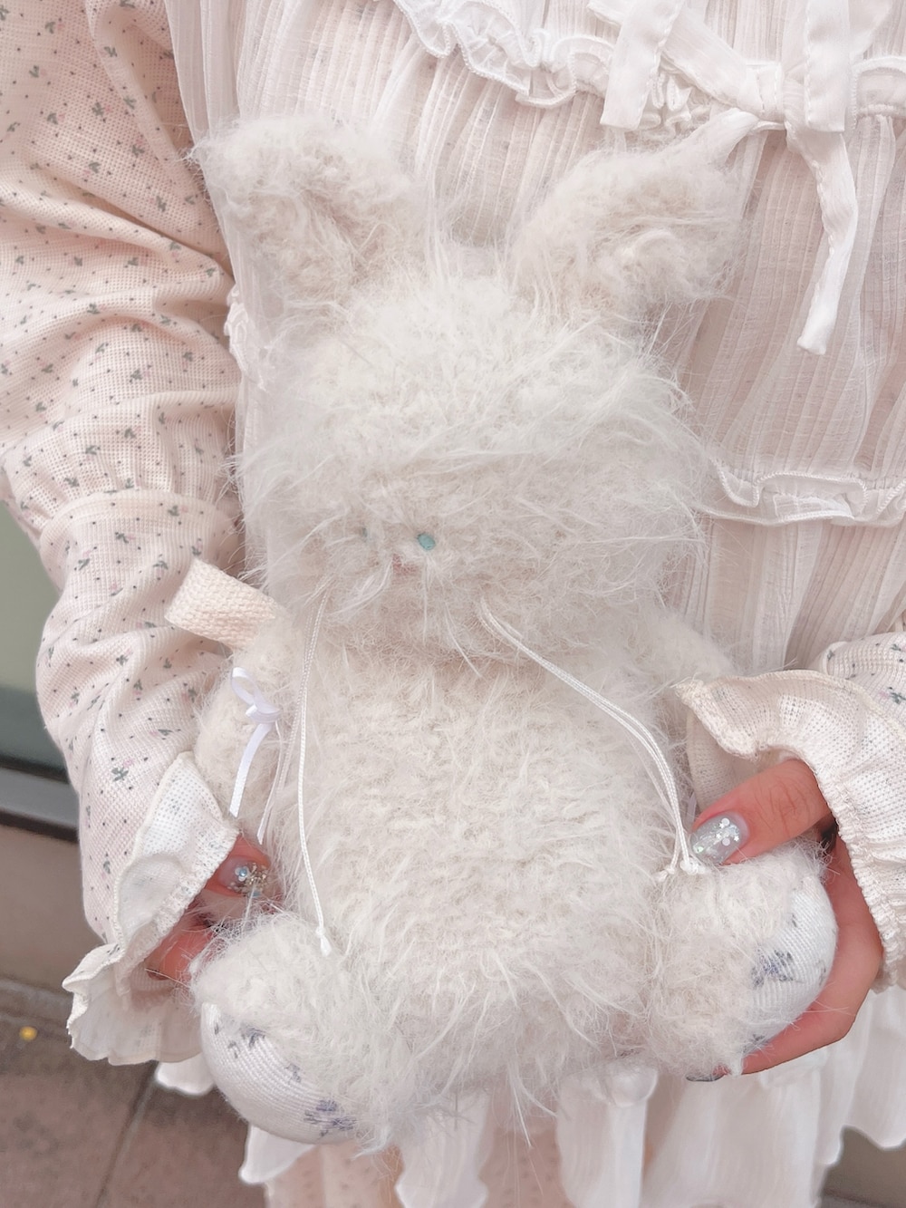 ピンク系のワンピース、ホワイト系のシャツ/ブラウス、ホワイト系のショルダーバッグを着用したレディースの夏コーディネートの9枚目の写真