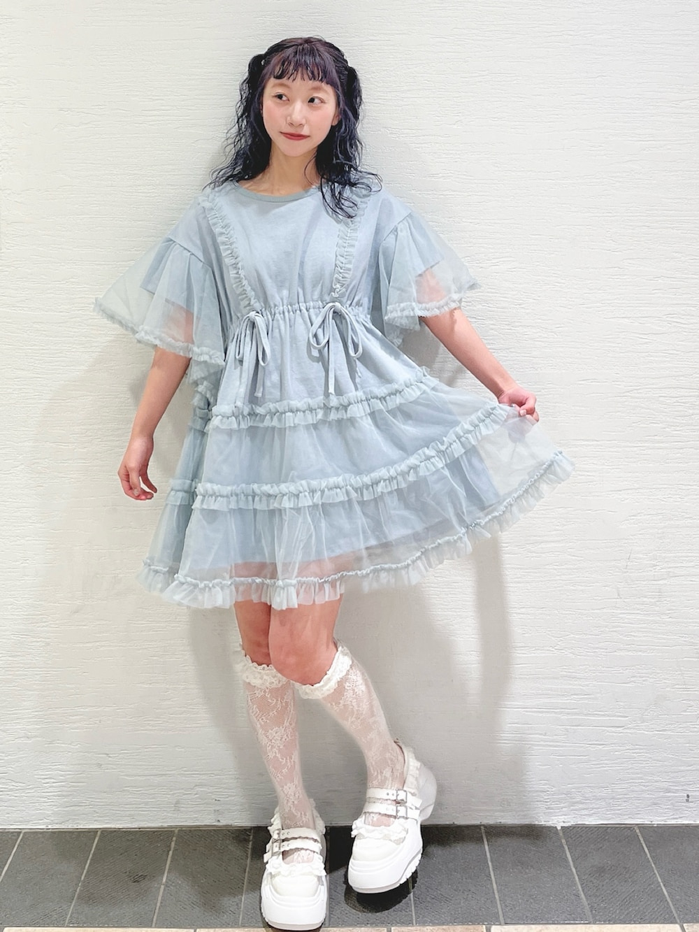 ブルー系のワンピース、ホワイト系のスニーカーを着用したレディースの春コーディネートの3枚目の写真