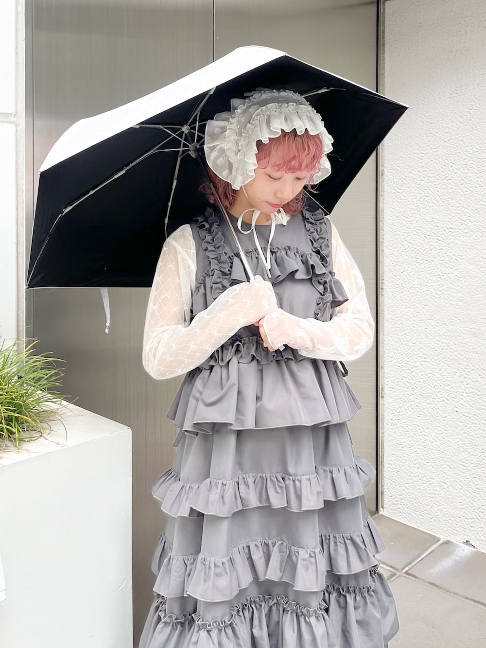 ホワイト系のTシャツ/カットソー、ホワイト系のバレエシューズ、グレー系のワンピースを着用したレディースの春コーディネートの6枚目の写真