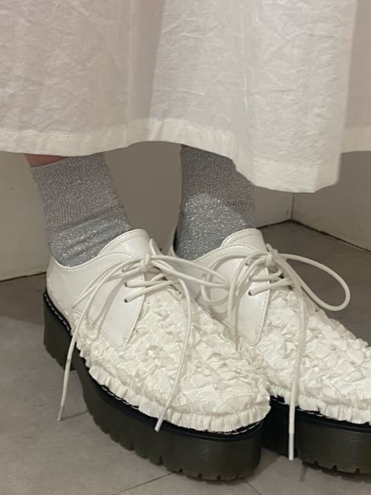 ホワイト系のその他シューズ、ブルー系のカーディガン/ボレロ、ホワイト系のワンピースを着用したレディースの春コーディネートの6枚目の写真