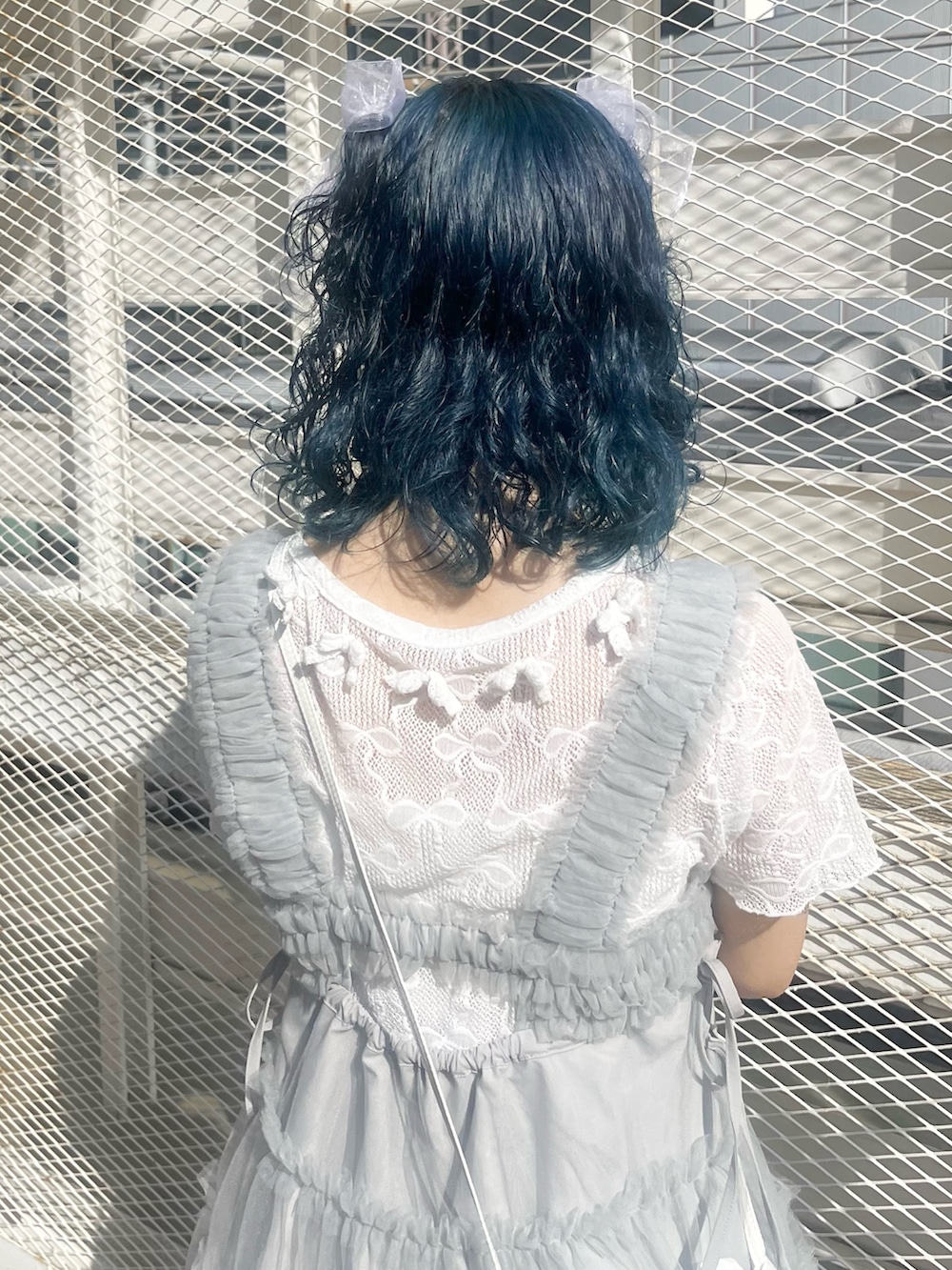 ホワイト系のTシャツ/カットソー、グレー系のワンピース、ホワイト系のショルダーバッグを着用したレディースの夏コーディネートの6枚目の写真