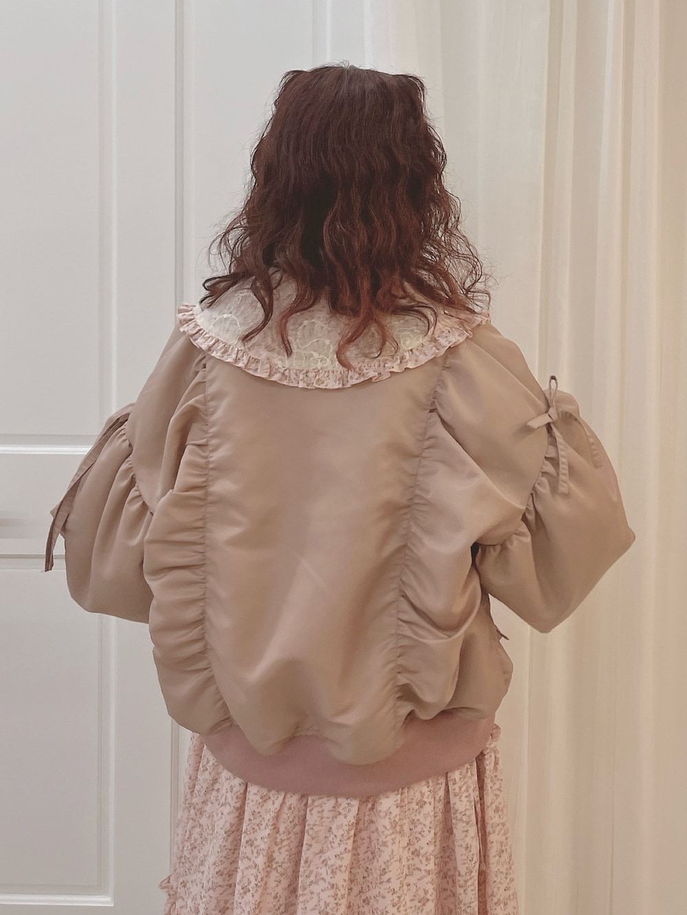 ピンク系のワンピース、ピンク系のMA-1、ホワイト系のローファーを着用したレディースの夏コーディネートの5枚目の写真